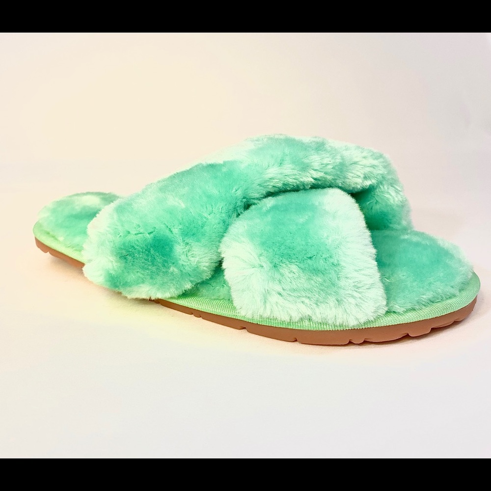 Women’s plush slippers in aqua green size 7-7.5US - Picture 3 of 3
